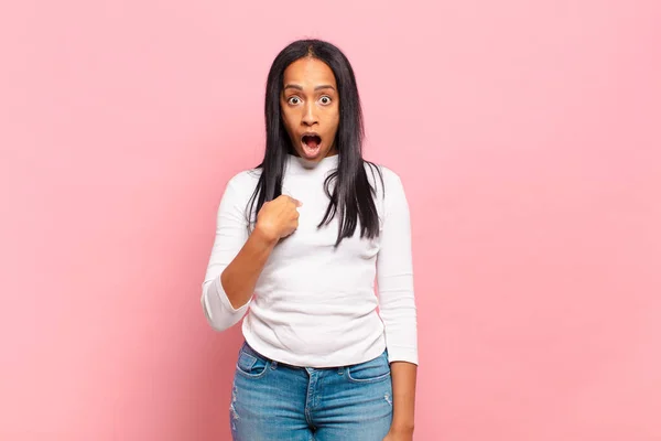 Genç Siyahi Kadın Şok Olmuş Şaşırmış Görünüyor Ağzı Açık Kendini — Stok fotoğraf