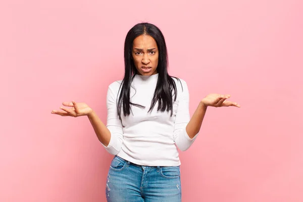 Jovem Mulher Negra Sentindo Sem Noção Confuso Não Sei Qual — Fotografia de Stock