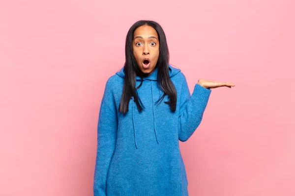 Young Black Woman Looking Surprised Shocked Jaw Dropped Holding Object —  Fotos de Stock