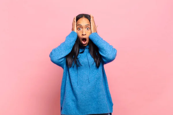 Young Black Woman Looking Unpleasantly Shocked Scared Worried Mouth Wide — Stockfoto