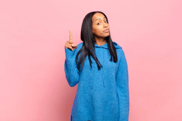 Young Black Woman Feeling Genius Holding Finger Proudly Air Realizing — ストック写真