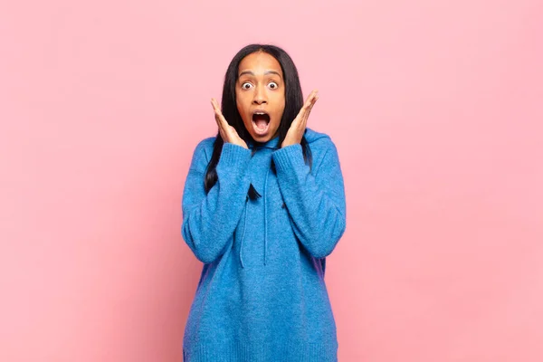 Genç Siyahi Kadın Beklenmedik Bir Sürprizden Dolayı Şaşkın Heyecanlı Gülen — Stok fotoğraf