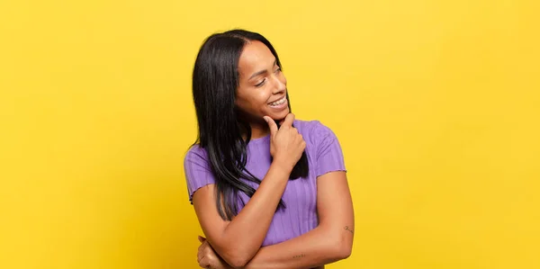 Junge Schwarze Frau Mit Glücklichem Selbstbewusstem Gesichtsausdruck Die Hand Kinn — Stockfoto