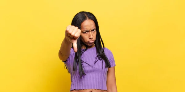 Jovem Mulher Negra Sentindo Cruz Irritado Irritado Desapontado Descontente Mostrando — Fotografia de Stock