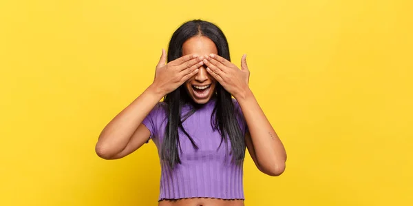 Jonge Zwarte Vrouw Glimlachen Zich Gelukkig Voelen Bedekken Ogen Met — Stockfoto