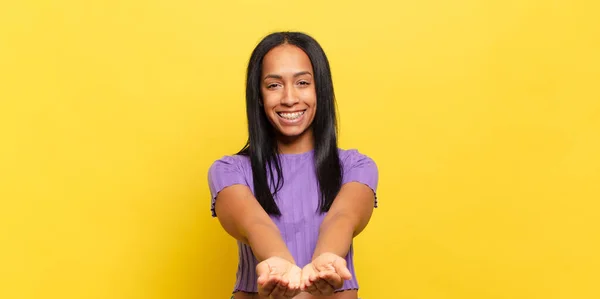 Jovem Mulher Negra Sorrindo Feliz Com Amigável Confiante Olhar Positivo — Fotografia de Stock