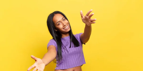 Jovem Mulher Negra Sorrindo Alegremente Dando Abraço Boas Vindas Caloroso — Fotografia de Stock