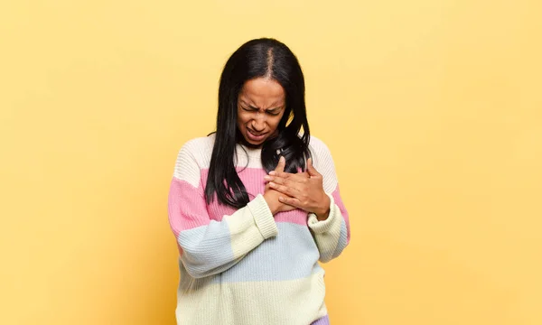 Młoda Czarna Kobieta Wygląda Smutno Boli Złamane Serce Trzymając Obie — Zdjęcie stockowe