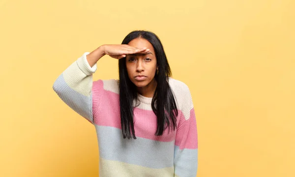 Young Black Woman Looking Bewildered Astonished Hand Forehead Looking Far — ストック写真