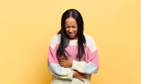 Νεαρή Μαύρη Γυναίκα Που Αισθάνεται Ανήσυχη Άρρωστη Άρρωστη Και Δυστυχισμένη — Φωτογραφία Αρχείου