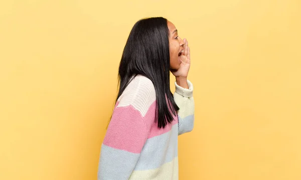 Young Black Woman Profile View Looking Happy Excited Shouting Calling — ストック写真