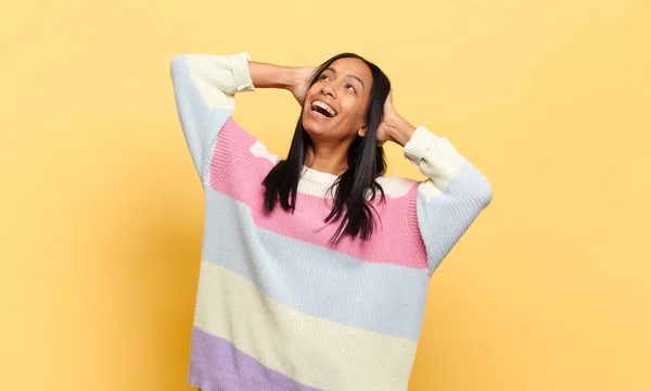 Genç Siyahi Kadın Gülümsüyor Rahatlıyor Tatmin Oluyor Kaygısızca Gülüyor — Stok fotoğraf