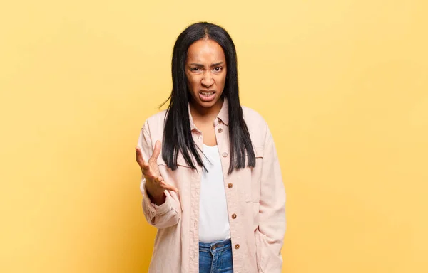Jovem Mulher Negra Olhando Com Raiva Irritado Frustrado Gritando Wtf — Fotografia de Stock