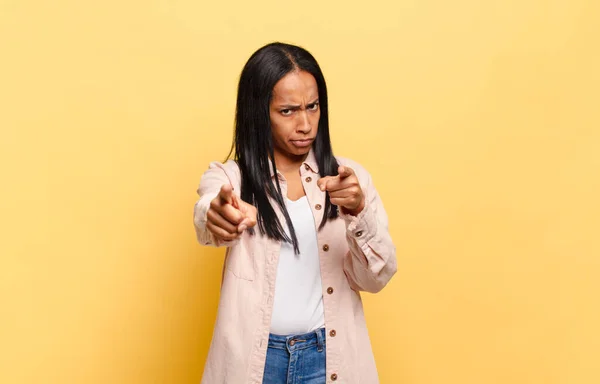 Junge Schwarze Frau Zeigt Mit Beiden Fingern Und Wütendem Gesichtsausdruck — Stockfoto