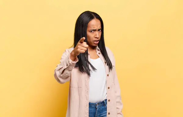 Jovem Mulher Negra Apontando Para Câmera Com Uma Expressão Agressiva — Fotografia de Stock