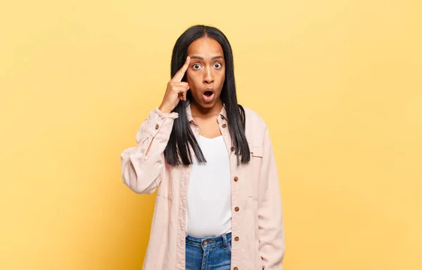 Young Black Woman Looking Surprised Open Mouthed Shocked Realizing New —  Fotos de Stock