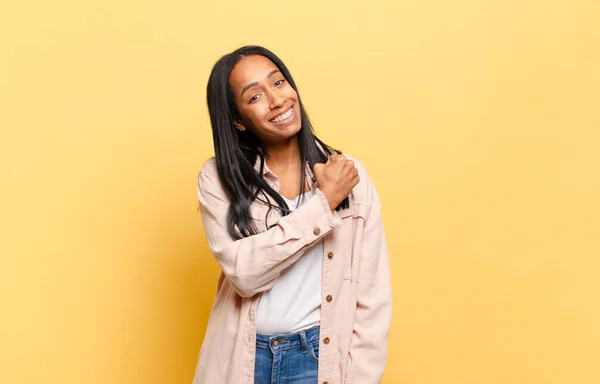 Junge Schwarze Frau Fühlt Sich Glücklich Positiv Und Erfolgreich Motiviert — Stockfoto