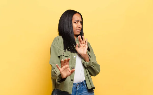 Junge Schwarze Frau Fühlt Sich Angewidert Und Ekelhaft Weicht Von — Stockfoto
