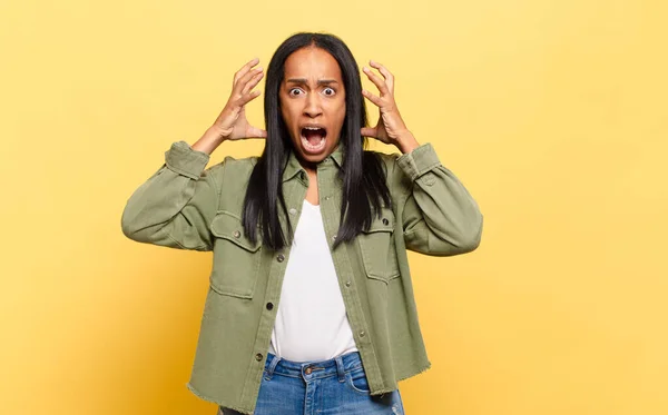 Jonge Zwarte Vrouw Schreeuwen Met Handen Omhoog Lucht Zich Woedend — Stockfoto