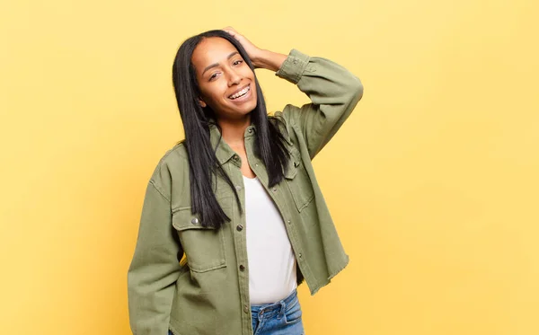 Jovem Mulher Negra Sorrindo Alegre Casualmente Tomando Mão Cabeça Com — Fotografia de Stock