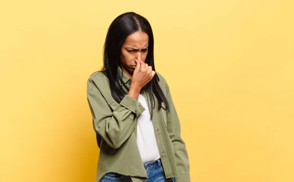 Jovem Negra Sentindo Enojado Segurando Nariz Para Evitar Cheirar Fedor — Fotografia de Stock