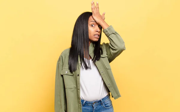 Jeune Femme Noire Levant Paume Front Pensant Oups Après Avoir — Photo