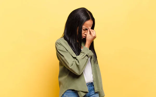Fiatal Fekete Érzés Stresszes Boldogtalan Frusztrált Megható Homlok Szenved Migrén — Stock Fotó