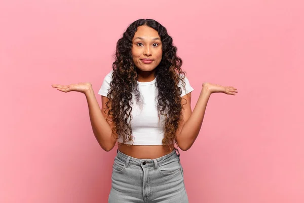 Jonge Spaanse Vrouw Die Zich Verward Verward Voelt Twijfelt Weegt — Stockfoto