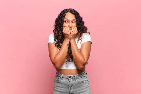 Jonge Spaanse Vrouw Kijken Bezorgd Angstig Gestrest Bang Bijten Nagels — Stockfoto