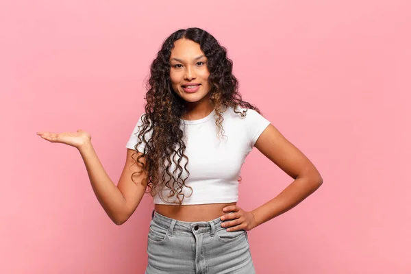 Jonge Spaanse Vrouw Glimlachend Zelfverzekerd Succesvol Gelukkig Met Concept Idee — Stockfoto