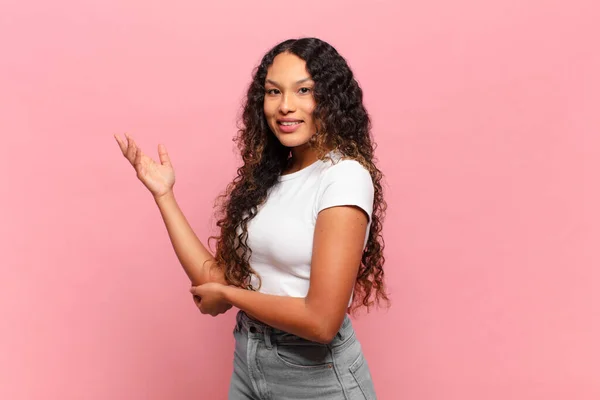 Jovem Hispânica Sorrindo Orgulhosa Confiante Sentindo Feliz Satisfeito Mostrando Conceito — Fotografia de Stock