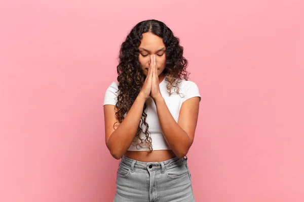 Junge Hispanische Frau Besorgt Hoffnungsvoll Und Religiös Betet Treu Mit — Stockfoto