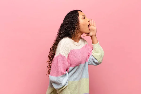 Junge Hispanische Frau Profil Ansicht Sieht Glücklich Und Aufgeregt Schreit — Stockfoto