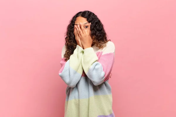 Junge Hispanische Frau Die Angst Oder Verlegenheit Empfindet Mit Halb — Stockfoto