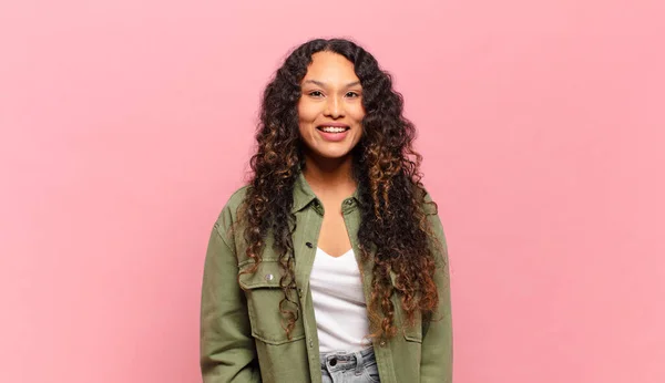 Joven Mujer Hispana Que Feliz Gratamente Sorprendida Emocionada Con Una —  Fotos de Stock