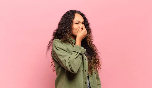 Junge Hispanische Frau Fühlt Sich Angewidert Und Hält Die Nase — Stockfoto