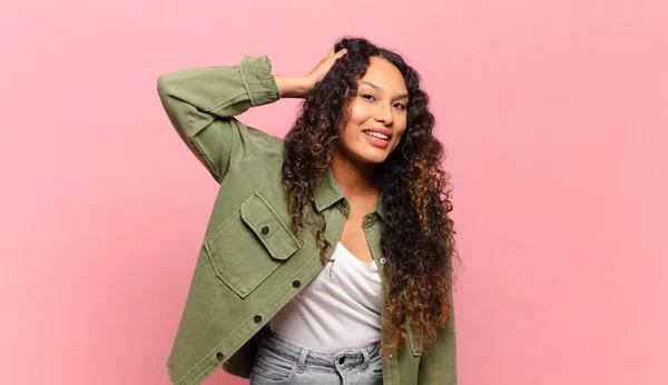 Jovem Hispânica Sorrindo Alegre Casualmente Tomando Mão Cabeça Com Olhar — Fotografia de Stock