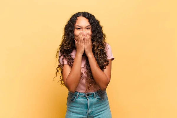 Ung Latinamerikansk Kvinna Ser Glad Glad Lycklig Och Förvånad Täcka — Stockfoto