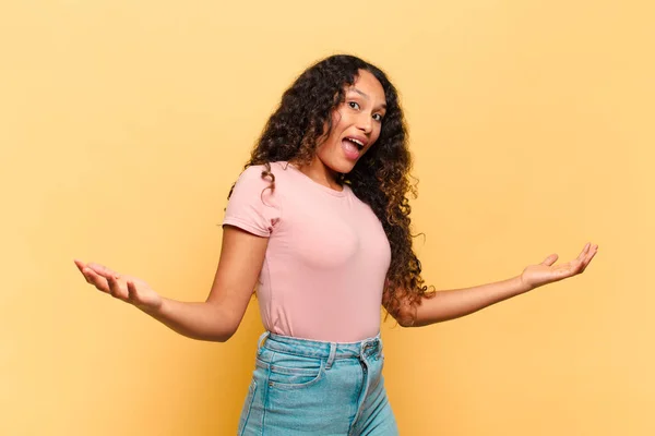 Joven Mujer Hispana Luciendo Feliz Arrogante Orgullosa Auto Satisfecha Sintiéndose — Foto de Stock