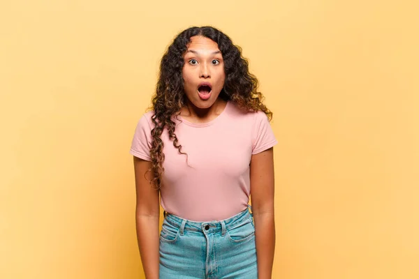 Mujer Hispana Joven Mirando Muy Sorprendido Sorprendido Mirando Con Boca —  Fotos de Stock