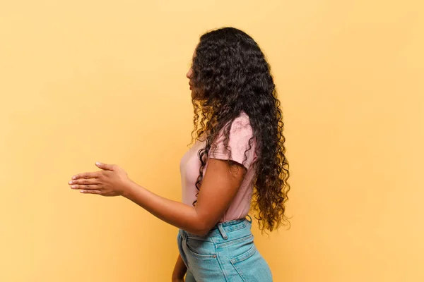 Jovem Hispânico Mulher Sorrindo Cumprimentando Você Oferecendo Aperto Mão Para — Fotografia de Stock