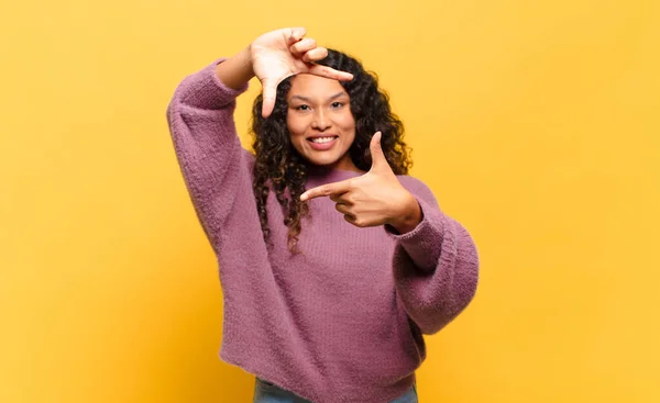 Joven Mujer Hispana Sintiéndose Feliz Amistosa Positiva Sonriendo Haciendo Retrato —  Fotos de Stock