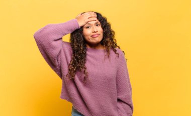 Latin kökenli genç bir kadın unutulmuş bir teslim tarihi yüzünden panikliyor, stresli hissediyor, bir pisliği ya da hatayı örtbas etmek zorunda kalıyor.