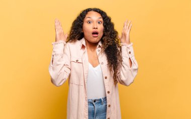 Genç İspanyol kadın şok olmuş ve şaşkın bakıyor, inanılmaz bir şey fark edince ağzı açık kaldı.