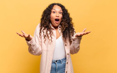 Genç İspanyol kadın ağzı açık ve şaşkın, şok olmuş ve hayretler içinde inanılmaz bir sürprizle