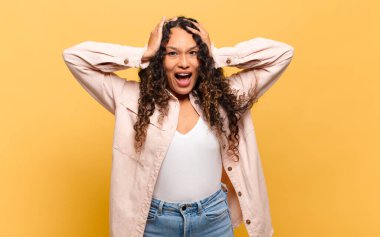 Genç İspanyol kadın mutlu, kaygısız, arkadaş canlısı ve rahat görünüyor. Hayattan ve başarıdan keyif alıyor, olumlu bir tavırla.