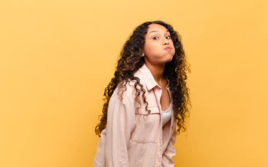 Şapşal, çılgın, şaşkın bir ifadeyle genç İspanyol kadın. Yanakları şişmiş, doldurulmuş, şişman ve yemekle dolu.