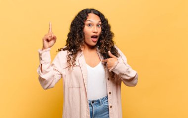 Genç İspanyol kadın kendini gururlu ve şaşırmış hissediyor. Kendine güvenerek kendini bir numara gibi hissediyor.