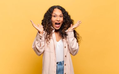 Genç İspanyol kadın mutlu ve heyecanlı görünüyordu. Beklenmedik bir sürprizle şoke olmuştu. İki eli de yüzü açıktı.