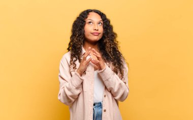 Genç İspanyol kadın entrikalar ve komplolar kuruyor, hilekar hileler ve hileler düşünüyor, kurnazlık ve ihanet